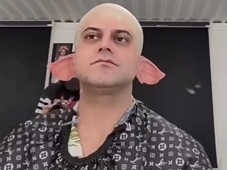 نگاهی به آماده شدن روزبه حصاری برای اجرایش در فینال کارناوال؛ مراحلی دشوار از اجرای گریم خوک روی صورت بچه مهندس +ویدیو