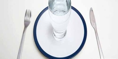 (ویدئو)تا حالا با چنگال آب خوردید؟!/ مسخره ترین رکورد دار گینس با نوشیدن 5 لیتر آب با چنگال