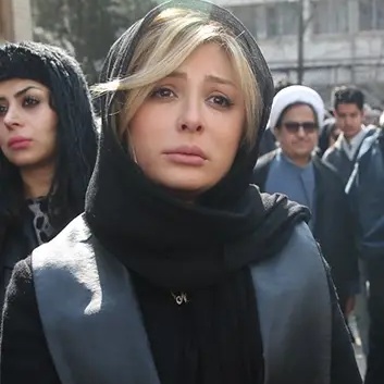 حضور بازیگران و هنرمندان در مراسم ختم پدر نیوشا ضیغمی؛ احسان خواجه‌امیری، شبنم قلی‌خانی، علی ضیا و...+فیلم و عکس