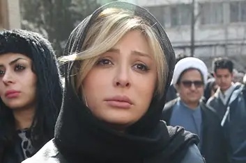 حضور بازیگران و هنرمندان در مراسم ختم پدر نیوشا ضیغمی؛ احسان خواجه‌امیری، شبنم قلی‌خانی، علی ضیا و...+فیلم و عکس