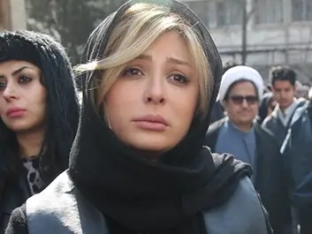 حضور بازیگران و هنرمندان در مراسم ختم پدر نیوشا ضیغمی؛ احسان خواجه‌امیری، شبنم قلی‌خانی، علی ضیا و...+فیلم و عکس