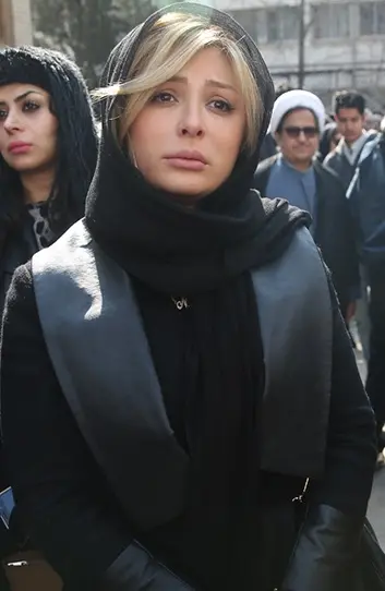 حضور بازیگران و هنرمندان در مراسم ختم پدر نیوشا ضیغمی؛ احسان خواجه‌امیری، شبنم قلی‌خانی، علی ضیا و...+فیلم و عکس