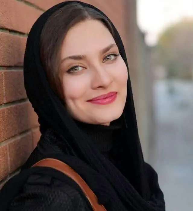 ساناز سعیدی با ست تابستانی متفاوت در ساحل؛ لحظات آرامشبخش مامان صدیقه