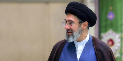 از دیدار اتفاقی در کانون زبان تا رفت و آمد با پیکان سبزرنگ؛ ناگفته‌هایی دربار زندگی شخصی رهبر انقلاب که برای اولین بار می‌شنوید