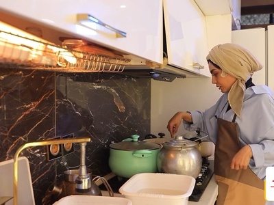 نگاهی به چیدمان خونه دوبلکس صحرا اسداللهی بازیگر خوب کشورمان در روستا/ لوستر سه متری، دیوار های شیشه ای، کاغذ دیواری پتینه، آشپزخانه مزین به ماربل شیت طلاکوب و...