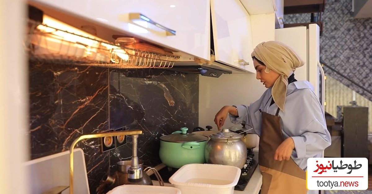 نگاهی به چیدمان خونه دوبلکس صحرا اسداللهی بازیگر خوب کشورمان در روستا/ لوستر سه متری، دیوار های شیشه ای، کاغذ دیواری پتینه، آشپزخانه مزین به ماربل شیت طلاکوب و...