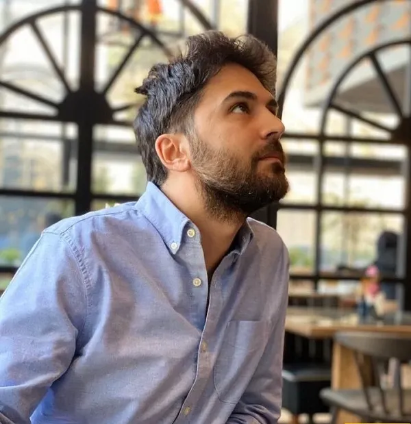 (تصاویر) گشتی در خانه‌ی خاص و باحال پاشا رستمی با چیدمان خوشرنگ و حیاطی که نمیشه ازش دل کند/ میبینین خونه‌اش هم مثل خودش خاص و البته مرموزه