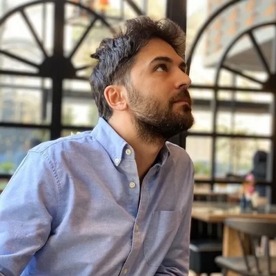 (تصاویر) گشتی در خانه‌ی خاص و باحال پاشا رستمی با چیدمان خوشرنگ و حیاطی که نمیشه ازش دل کند/ میبینین خونه‌اش هم مثل خودش خاص و البته مرموزه