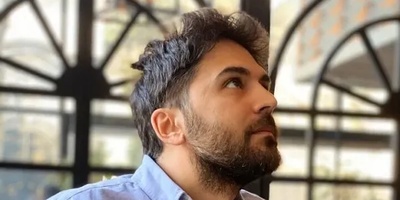 (تصاویر) گشتی در خانه‌ی خاص و باحال پاشا رستمی با چیدمان خوشرنگ و حیاطی که نمیشه ازش دل کند/ میبینین خونه‌اش هم مثل خودش خاص و البته مرموزه