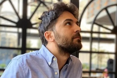 (تصاویر) گشتی در خانه‌ی خاص و باحال پاشا رستمی با چیدمان خوشرنگ و حیاطی که نمیشه ازش دل کند/ میبینین خونه‌اش هم مثل خودش خاص و البته مرموزه