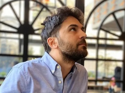 (تصاویر) گشتی در خانه‌ی خاص و باحال پاشا رستمی با چیدمان خوشرنگ و حیاطی که نمیشه ازش دل کند/ میبینین خونه‌اش هم مثل خودش خاص و البته مرموزه