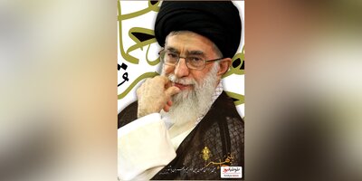 (عکس) انتشار دست خط بسیار زیبا و حیرت انگیز حضرت آیت الله خامنه ای بر لوح تصویرسازی شهدای مدافع حرم ‌خوزستان