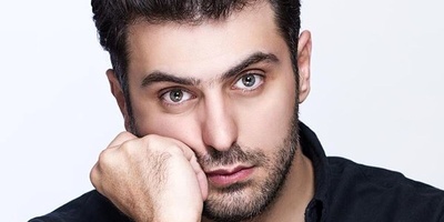 نگاهی به چیدمان مفصل میز صبحانه علی ضیا در یک کافه دنج +عکس/ صبونه دلچسب به این میگنا!