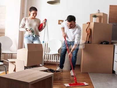 همکاری بامزه زن و شوهر در بریدن چوب/ خانومه کمک نمیکرد سنگین تر بود😂+ویدئو