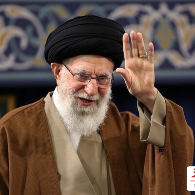 (عکس)دیدار و مهمان نوازی رهبر معظم انقلاب از نخستین رئیس‌جمهور آفریقای جنوبی در 32 سال پیش!/ مقام خارجی سیاه پوست در کنار رهبر کیست؟