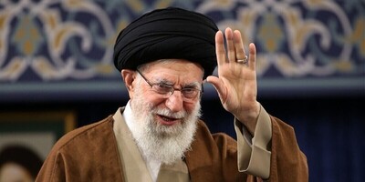 (عکس)دیدار و مهمان نوازی رهبر معظم انقلاب از نخستین رئیس‌جمهور آفریقای جنوبی در 32 سال پیش!/ مقام خارجی سیاه پوست در کنار رهبر کیست؟