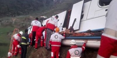 واژگونی وحشتناک اتوبوس در گردنه حیران/ علی‌رغم تلاش نیروهای هلال احمر 5 نفر کشته شدند+ فیلم نجات مسافران