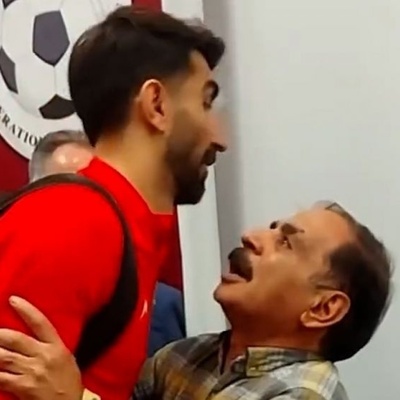 (ویدیو) خوش و بش صمیمانه بازیکنان تیم ملی با قدرت‌الله ایزدی(رشید) / ناخودآگاه با دیدنش آدم خنده‌اش میگیره