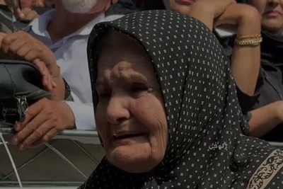 اشک‌های بی‌امان خواهر اکبر عبدی بر سر مزار برادر؛ صحنه‌ای که کاربران را متاثر کرد