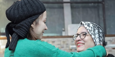 ماجرای بی احترامی روشنک گرامی به مادرش در برنامه علی ضیا: از مادرم عذرخواهی کردم بابت...یاد گرفتم تو این سن شوخی نکنم باهاش!