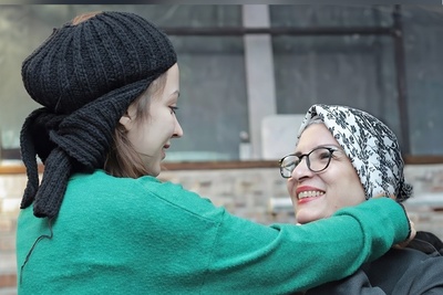 ماجرای بی احترامی روشنک گرامی به مادرش در برنامه علی ضیا: از مادرم عذرخواهی کردم بابت...یاد گرفتم تو این سن شوخی نکنم باهاش!