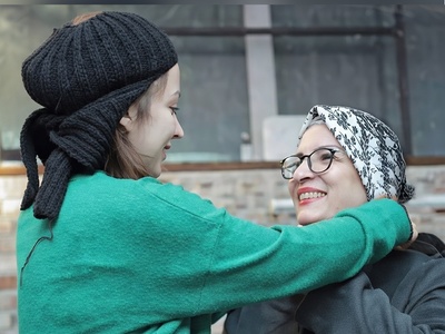 ماجرای بی احترامی روشنک گرامی به مادرش در برنامه علی ضیا: از مادرم عذرخواهی کردم بابت...یاد گرفتم تو این سن شوخی نکنم باهاش!