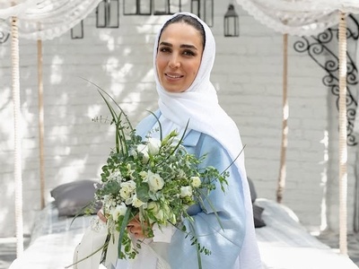 نگاهی به اتاق خواب تمام شیشه ای سوگل طهماسبی بازیگر سریال بچه مهندس در مراسم سالگرد ازدواجش/تختخواب معلق، فانوس های آویزان، پرده های والان دار و...+عکس