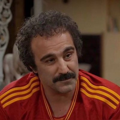 شهرداری و خلاقیت‌های خنده‌دار: بنر محسن تنابنده، رانندگان را به آهستگی دعوت می‌کند! 😎