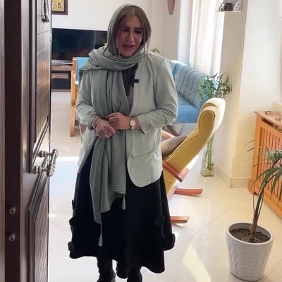 نگاهی به سلیقه خاص نسیم ادبی در انتخاب و چیدمان اثاث منزلش؛ از ترکیب رنگ زرد و آبی در مبلمان تا پذیرایی دلباز با فرشی لاجوردی رنگ شبیه پرهای طاووس+ویدیو/ چقدر باسلیقه👌