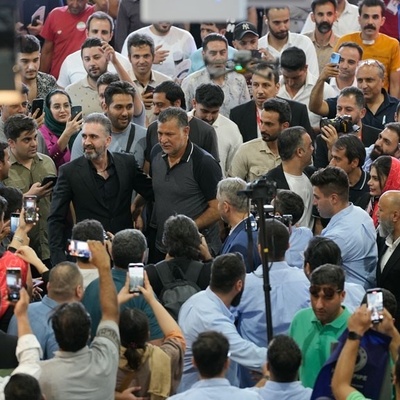 مهدی کرباسیان: رفته بودم بازار سنتی مراکش خرید کنم، داشتن مغازه ها رو می‌بستن که یک پسر اومد وسط داد زد ایران و علی دایی، همه اومدن باز کردن و من...+فیلم