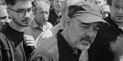 وداع باشکوه مردم بیجار با پدر سعید آقاخانی؛ حضور محدود هنرمندان در مراسم + فیلم