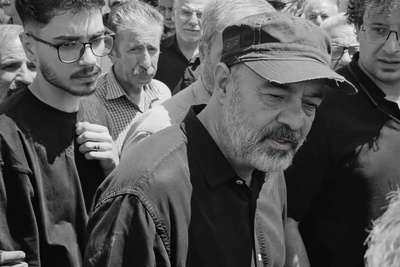 وداع باشکوه مردم بیجار با پدر سعید آقاخانی؛ حضور محدود هنرمندان در مراسم + فیلم