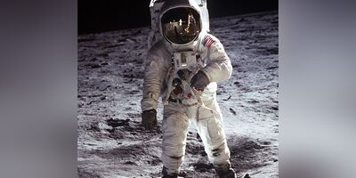 (فیلم) تلاش فوق العاده خنده دار فضانوردان برای اینکه روی ماه راه بروند/از دستش ندین واقعااا عالیه!/ولی تلاشش ستودنیه!