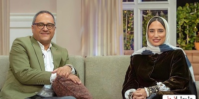 نگاهی به دکوراسیون منزل رامبد جوان؛ از پذیرایی غیرنورگیر با مبلمانی قدیمی و طرحی دمُده تا آشپزخانه‌ای بزرگ با یخچال ساید بای‌ ساید و جزیره‌ی خوش‌رنگ+ویدیو