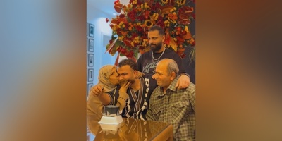 جشن تولد تلخ  34 سالگی معین زد در کنار پدر و مادرش/ برای مامانم دعا کنین داره شیمی درمانی میشه