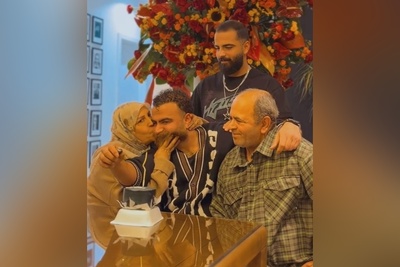 جشن تولد تلخ  34 سالگی معین زد در کنار پدر و مادرش/ برای مامانم دعا کنین داره شیمی درمانی میشه