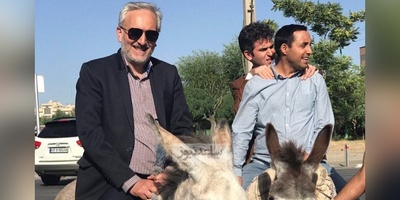 مروری بر سکانس خرسواری بیژن بنفشه خواه، هوتن شکیبا و امیرحسین رستمی در سریال "لیسانسه ها" + ویدیو / دکتر عینک آفتابی هم زده ژست گرفته😂