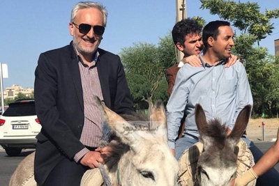 مروری بر سکانس خرسواری بیژن بنفشه خواه، هوتن شکیبا و امیرحسین رستمی در سریال "لیسانسه ها" + ویدیو / دکتر عینک آفتابی هم زده ژست گرفته😂