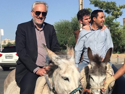 مروری بر سکانس خرسواری بیژن بنفشه خواه، هوتن شکیبا و امیرحسین رستمی در سریال "لیسانسه ها" + ویدیو / دکتر عینک آفتابی هم زده ژست گرفته😂