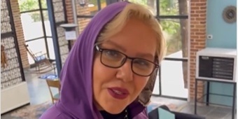 دکوراسیون بی‌نظیر با ترکیبی سنتی و مدرن خانه ویلایی افسانه چهره‌آزاد؛ از آسانسور شیشه‌ای داخل پذیرایی تا چیدمانی با حال و هوای کافی‌شاپ‌های امروزی