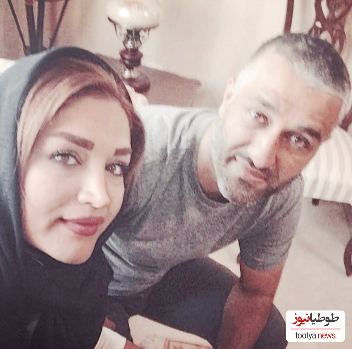 نگاهی به خونه زندگی مامک جمشیدی خواهر پژمان جمشیدی در کانادا با ریسه های نور، پرده های کرکره ای و نمای داخلی چوبی