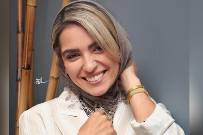 حجاب زیبای مونا کرمی در محل کارش