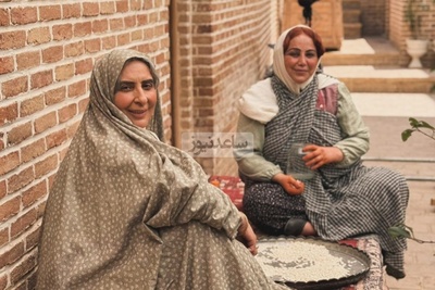 دورهمی بهنوش بختیاری و کلفت نوکر های عمارت بصیر الملک و خانم خانوما در پشت صحنه سریال «بامداد خمار»+عکس