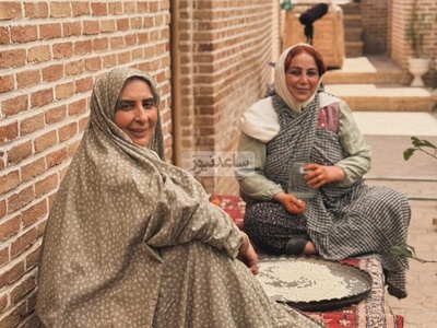 دورهمی بهنوش بختیاری و کلفت نوکر های عمارت بصیر الملک و خانم خانوما در پشت صحنه سریال «بامداد خمار»+عکس