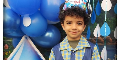 نگاهی به جشن آب ویژه مهدیار کلایی بازیگر خردسال سریال پایتخت در مدرسه ابتدایی/ چیدمان میز با کیک فوندانتی و بادکنک آرایی با تم آبی+فیلم و عکس