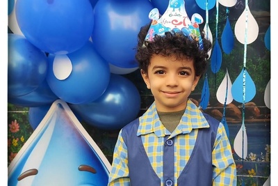 نگاهی به جشن آب ویژه مهدیار کلایی بازیگر خردسال سریال پایتخت در مدرسه ابتدایی/ چیدمان میز با کیک فوندانتی و بادکنک آرایی با تم آبی+فیلم و عکس