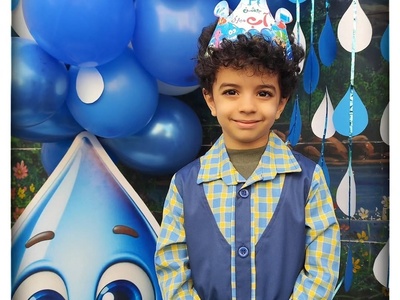 نگاهی به جشن آب ویژه مهدیار کلایی بازیگر خردسال سریال پایتخت در مدرسه ابتدایی/ چیدمان میز با کیک فوندانتی و بادکنک آرایی با تم آبی+فیلم و عکس