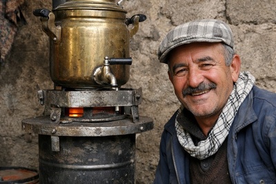 فیلم/ خلاقیت خنده دار اوستا بنای سنندجی برای نصب سماور روی لوله بخاری نفتی در سرمای 4 درجه با یه تیر دو نشون زد/ این مغز جاش تو کله نیست باید گذاشت روی طاقچه😂