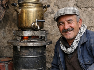 فیلم/ خلاقیت خنده دار اوستا بنای سنندجی برای نصب سماور روی لوله بخاری نفتی در سرمای 4 درجه با یه تیر دو نشون زد/ این مغز جاش تو کله نیست باید گذاشت روی طاقچه😂