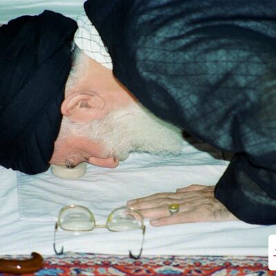 (عکس) نماز خواندن رهبر معظم انقلاب در داخل ضریح امام خمینی بر روی روفرشی و جانماز ساده